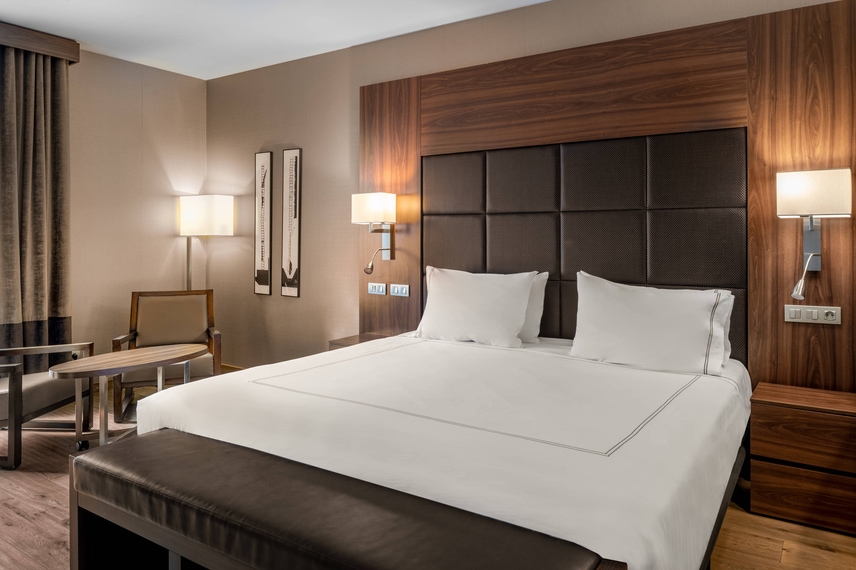Warm, quiet hotel bedroom